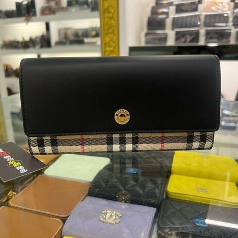 東區正精品㊣BURBERRY 80492551 全新經典格紋PVC拼黑色皮革金釦釦子長夾 RA1874