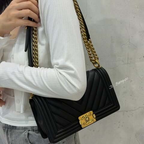 JS1580-CHANEL BOY25 黑山形紋牛皮金釦下蓋口蓋包 A67086