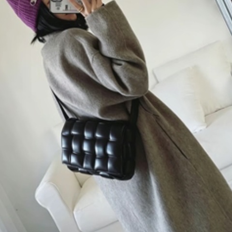 Bottega Venetia葆蝶家黑金枕頭包🎩🎩