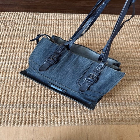 Prada中古深靛藍牛仔皮帶扣大容量托特包。