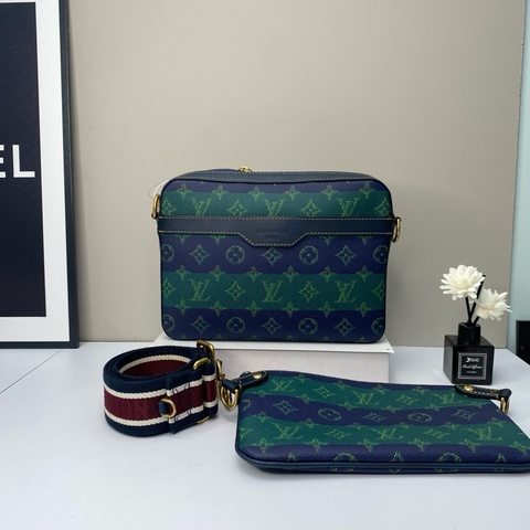 Louis Vuitton LV/路易威登 Trio 郵差包MonogramHeritage 條紋帆布 三合一郵差包，尺寸：25*18.5*7