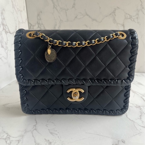 Chanel香奈兒22c黑金金幣豆腐包芯片款底長21.5