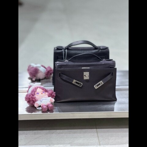 Hermès Vintage Mini Kelly 20 Raisin
Evergrain Calfskin