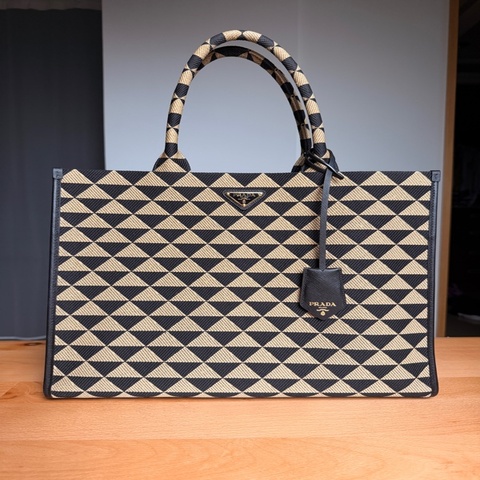 PRADA Symbole 黑米幾何三角刺繡大型托特包