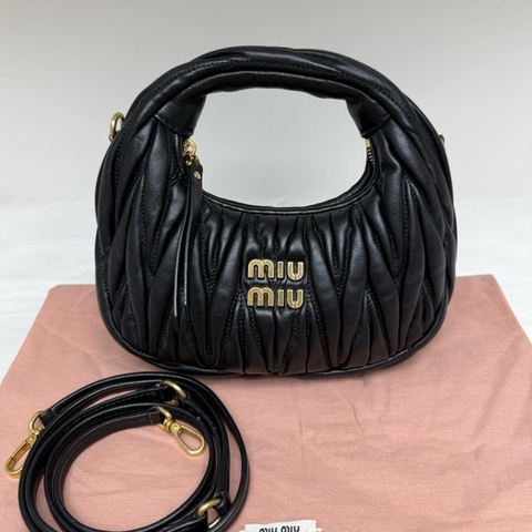 繆繆/Miu Miu 迷你 褶皺 軟羊皮 Hobo腋下包 金屬Logo標拉鍊單肩斜挎手提女包 黑色  尺寸： 14x17.5x5.5