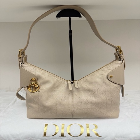 迪奧 Dior 中號 Voyage 腋下包 胭脂米色粒面牛皮革扁平超大藤格紋  尺寸：28x18x12