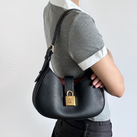 #全新全配🈶台灣購證 #專櫃11.5萬 Lv hobo low key黑金鎖頭腋下包全牛皮
