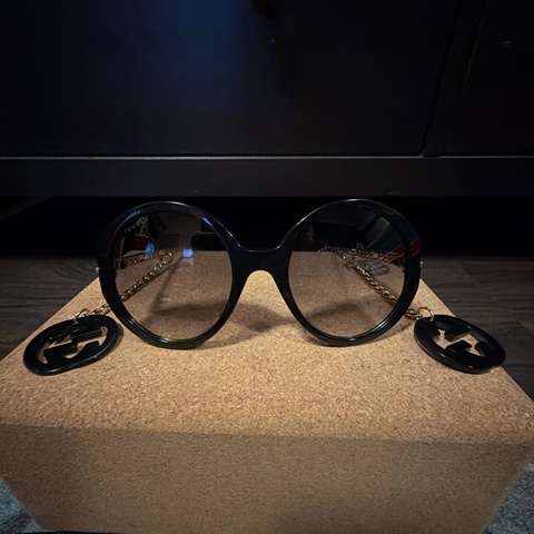 Gucci GG0726S 黑色 Oversized 太陽眼鏡 金色鏈條 GG Logo 吊飾