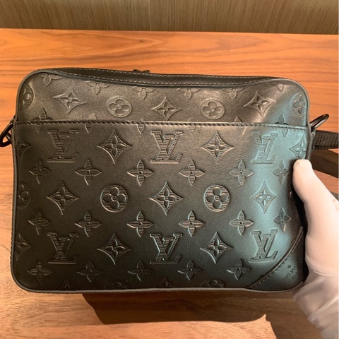 LV路易威登Duo黑色全皮logo壓花二合一郵差包斜挎包