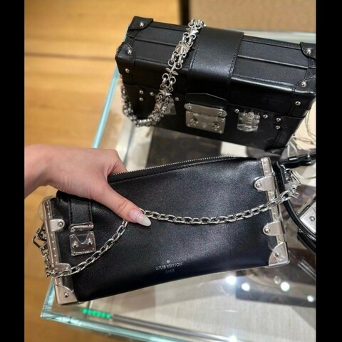 LV M25445 黑武士鏈帶肩背包