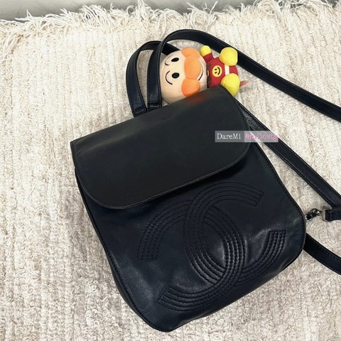 Chanel • 經典黑色外縫線大Logo迷你後背包