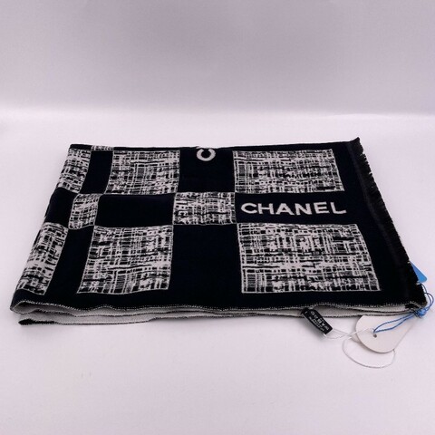 Chanel 黑白粗花呢图案字母CC围巾