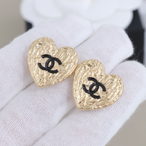99新 CHANEL 香奈兒24P愛心熔岩雙C耳釘，配件盒子。