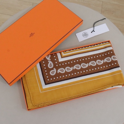 Hermès 愛馬仕 大披肩，70%山羊絨30%桑蠶絲，尺寸140*140，配件盒子