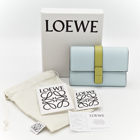 Loewe 羅威 天青色 蘋果綠 牛皮 兩折 短夾 （鈔票+卡位）