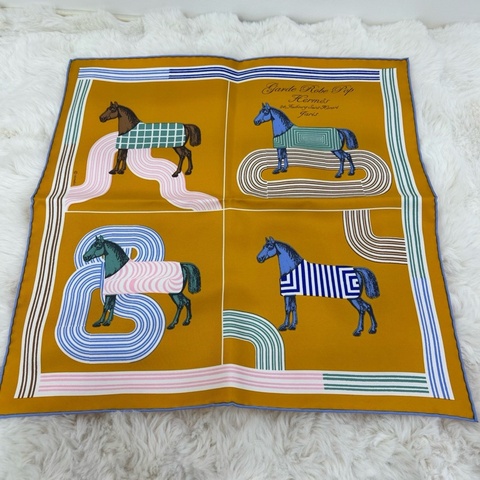 Hermes 愛馬仕 “波普式駿馬的披掛細節”桑蠶絲 絲巾 全新 尺寸：45x45cm