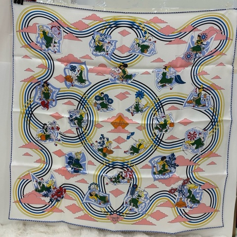 Hermes 愛馬仕絲巾《穿荷葉裙的女孩》70*70cm 全新