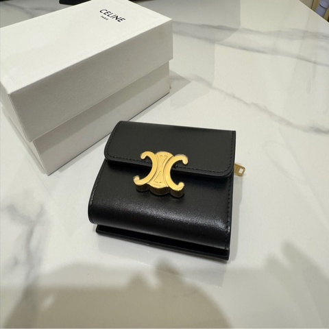 TRIOMPHE短款零錢包 經典 TRIOMPHE Logo 設計，簡約俐落又很有辨識度，短款尺寸輕巧好攜帶，日常放零錢、卡片都很方便。