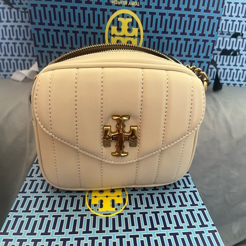 TORY BURCH KIRA 條紋衍縫轉釦斜背相機包