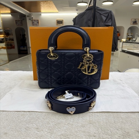 迪奧/dior 戴妃四格藏藍色金扣羊皮徽章款 原始好成色