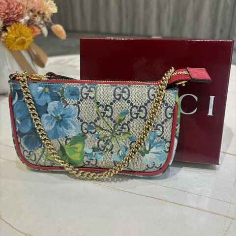 *SHIHNA名牌精品* Gucci GG Supreme 藍色天竺葵印花迷你鏈條手拿包
