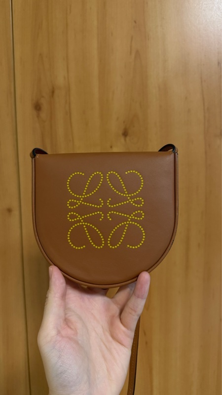 Loewe 咖牛皮mini Heel Pouch馬鞍斜背卡包