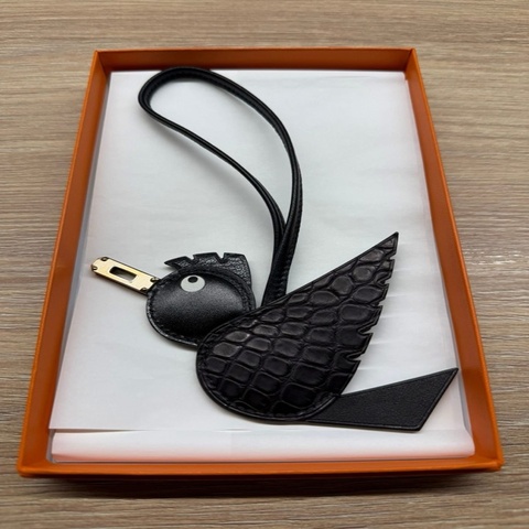 Hermes So Black Birdy Charm 黑淡金釦霧面鱷魚鳥王