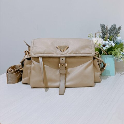 TK2137	 Prada 翻蓋單肩包 中號 Explore Medium Re-Nylon Shoulder Bag With Strap Camel Brown X GHW