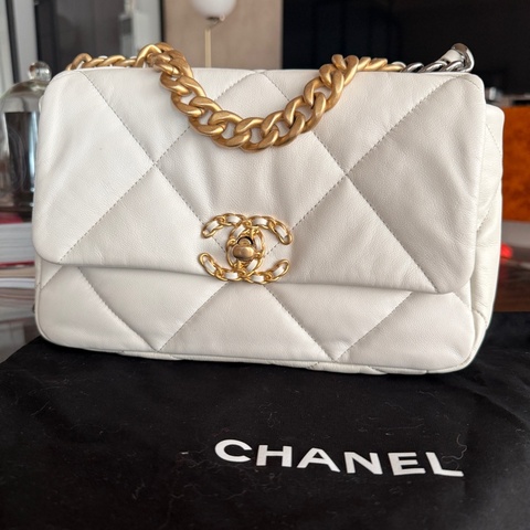 Chanel 19 小號白色羊皮肩背包