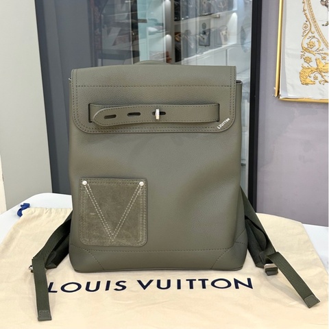 LV 路易威登 LOUIS VUITTON Steamer SS26 品牌V字口袋外飾 LV Touch 牛皮 卡其綠 雙肩包