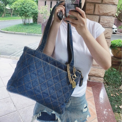 【耐磨可清洗🧽容量可觀🥰】Chanel 絕品Vintage牛仔丹寧單肩包➕行李牌手鍊 金扣菱格外縫線帆布Tote