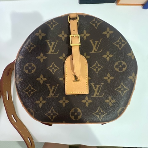 LV 經典老花圓餅包
