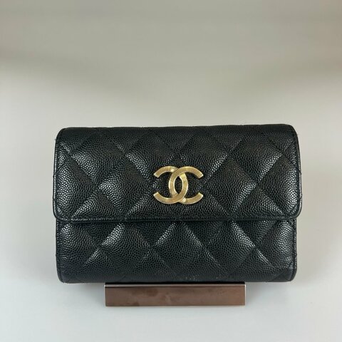 CHANEL 季節款logo絲巾三折中夾 黑荔枝金扣 AP3132/晶片款