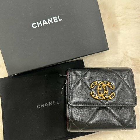 CHANEL 19 雙C小羊皮三摺短夾 黑色 x 復古金釦 閒置品/全配