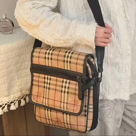 Burberry巴寶莉 經典戰馬格紋竪版郵差公文包 尺寸25*30