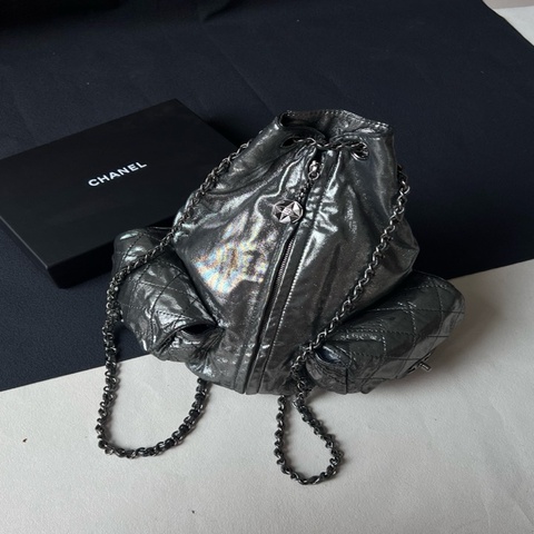 香奈兒Chanel珠光銀青蛙雙肩包。