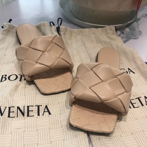 999新BV葆蝶家編織一字拖鞋。奶茶色。36碼 。