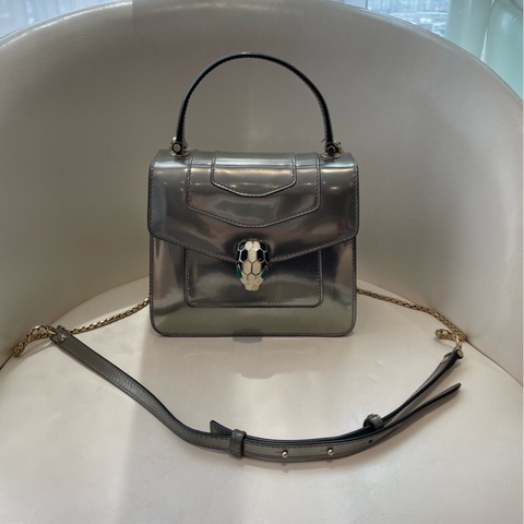 宝格丽BVLGARI银色风琴蛇头包 好成色   尺寸18×16×10。
