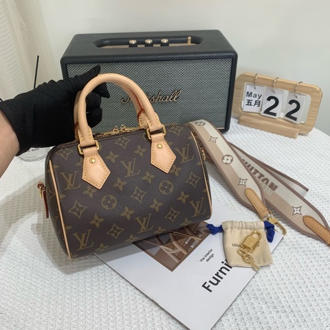 Lv speedy20米色背帶🫶🏻店內現貨😎配件齊全✨