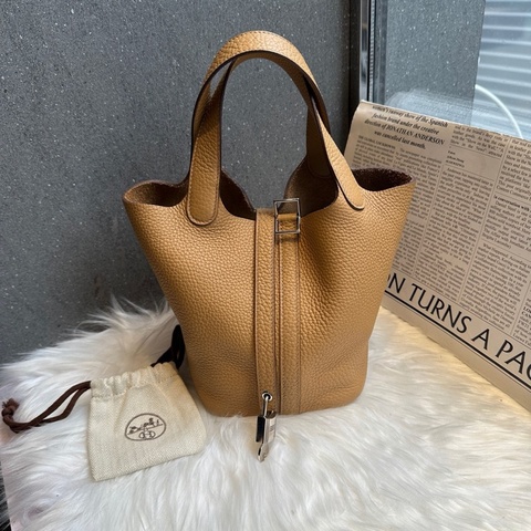 Hermès  愛馬仕餅乾色菜籃子18 U刻 附一把鑰匙鎖頭 小塵袋