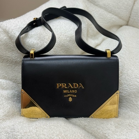 （台灣專櫃購證🇹🇼）Prada 復古金角斜背包