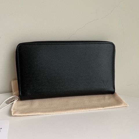 LV Taiga黑色拉鍊長夾 98新