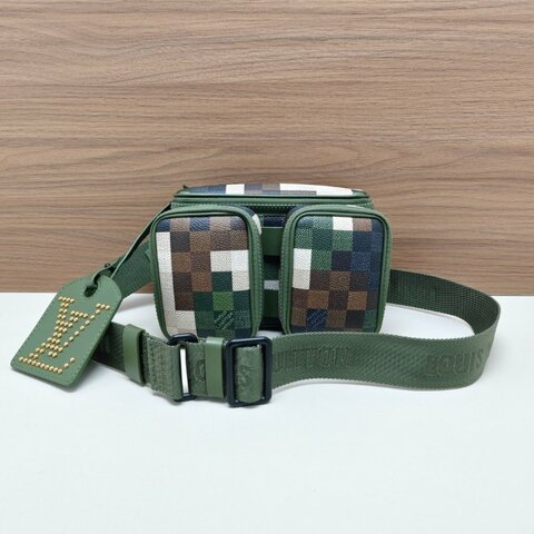 路易威登/Louis Vuitton Lv Trail 秀款腰包Damoflage像素迷彩塗層帆布，軍綠色斜挎包胸包