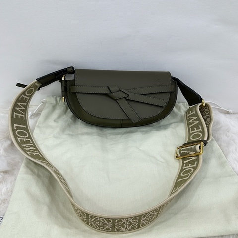 #Loewe羅意威#Gate mini#馬鞍包，#軍綠色，寬肩帶可調節，24年