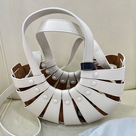 99新Bottega Veneta BV 葆蝶家 Shell鏤空抽繩‮殼貝‬包 白色