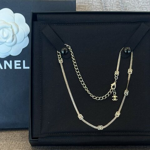 CHANEL 24B系列的銀色五花 雙CLogo蛇骨頸鍊