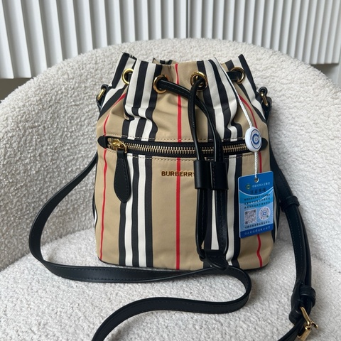 Burberry2026最新款條紋格紋水桶包 經典卡其色格紋 斜挎包