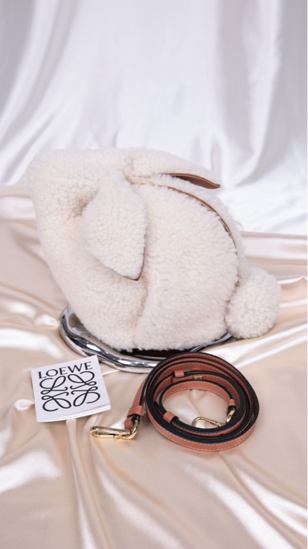 Loewe白色羊羔毛兔子形状单肩包
