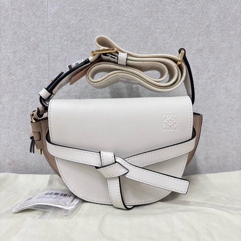 LOEWE 白色迷你馬鞍包 附件 吊牌 塵袋。