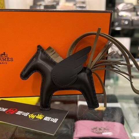 東區正精品㊣HERMES 全新愛馬仕黑色拼黑色皮革翅膀大象灰馬尾飛馬吊飾掛飾小款 W刻RZ6588
